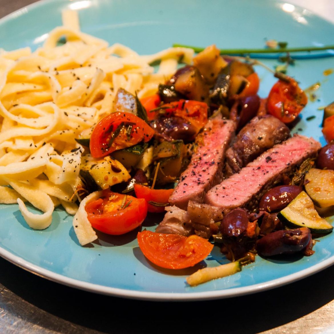 Beef tagliata with olives, tomatoes and courgettes - Sundaykitchen